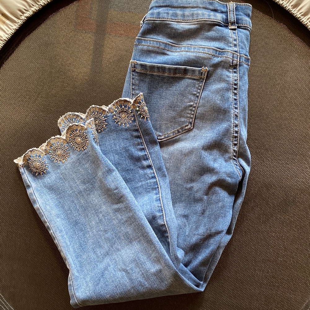 Scalloped details jeans